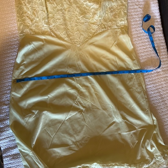 Yellow vintage slip. Excellent vintage condition. - Picture 7 of 10
